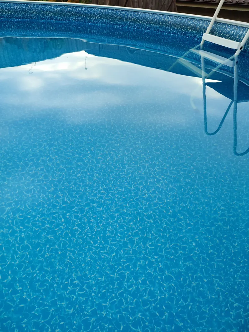 Example of a vinyl liner pool with a stainless ladder
